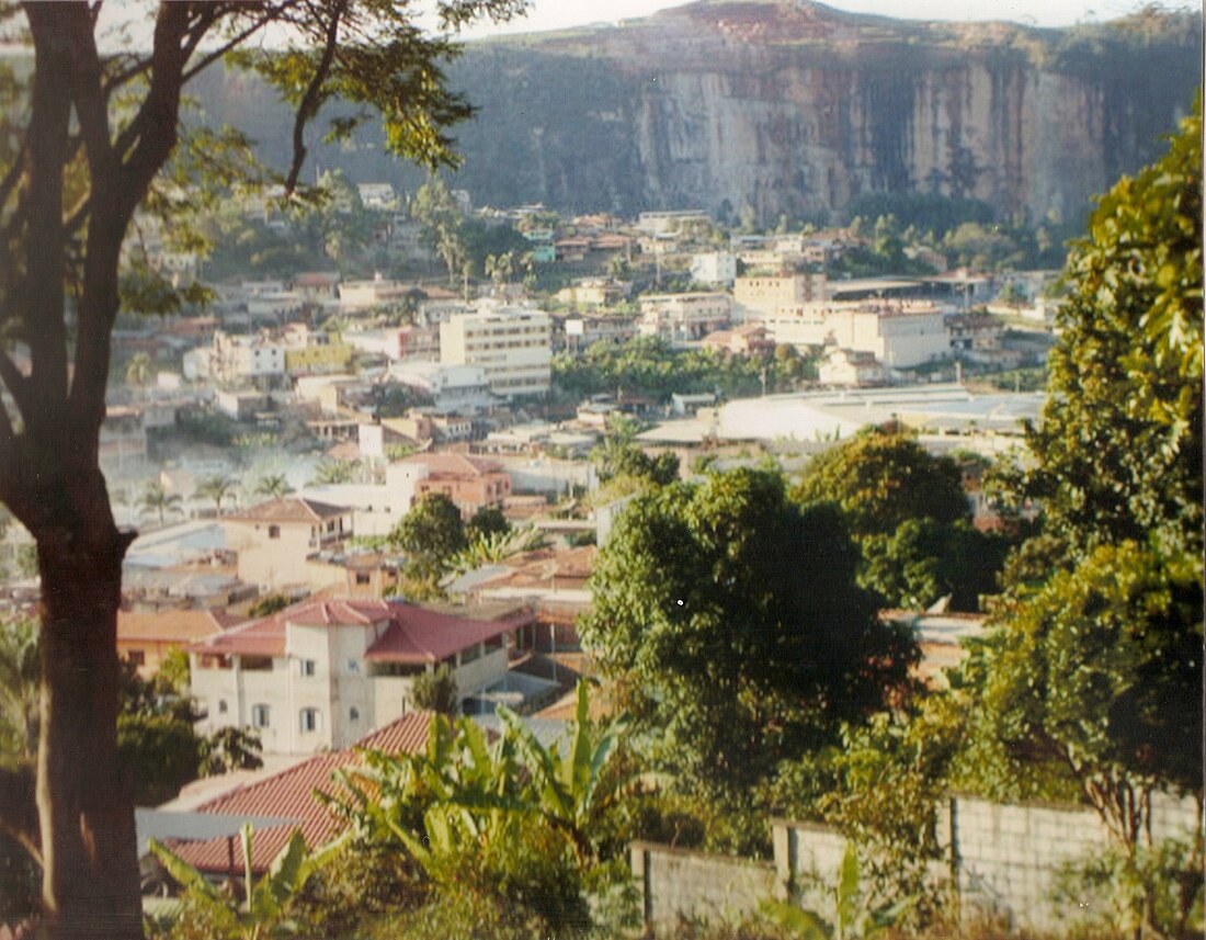 File:Vista parcial João Monlevade MG com pedras ao fundo.jpg