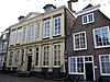 Huis met lijstgevel en risalerende middentravee. Bekend als Huis 's-Hertogenbosch