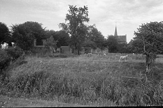 The outer bailey in 1962 Voormalige Kasteelterrein, naar het oosten gezien - Bokhoven - 20037308 - RCE.jpg