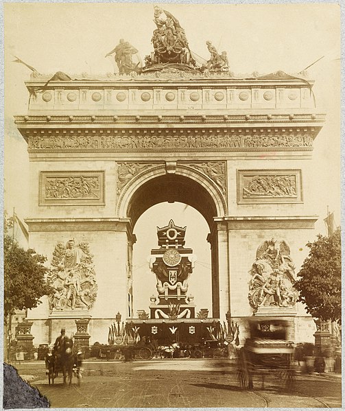 File:Vue du catafalque sous l'Arc de Triomphe depuis l'avenue de la Grande Armée.jpg