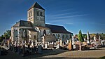 Vista general de la iglesia de Saint-Martin y su cementerio, en Courtisols.jpg