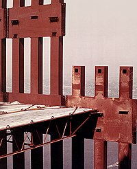 7 perimeterkolommen en een vloer van een van de Twin Towers. 'Floor trusses' zijn onderaan te zien ('bridging truss' horizontaal, 'main truss' verticaal).