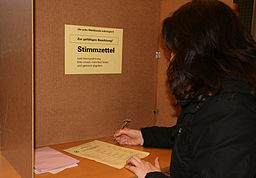 Wählerin bei der Stimmabgabe. Bild: Wikimedia Commons, Details durch Anklicken