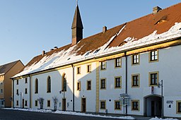 Waldsassen, Johannisplatz, Kastenamtsgebäude mit Pfarrkirche-004