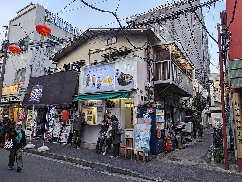 File:Walk in Yokohama Chinatown 2.jpg