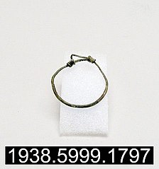 Wire bracelet, Yale University Art Gallery, inv. 1938.5999.1797