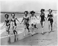 Կիներ լողազգեստով, 1944