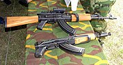 固定銃床式のツァスタバ M70B1（上）と、短機関銃仕様のM92（下）