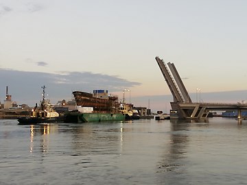City of Adelaide being moved to Dock 2, Port Adelaide, 29 November 2019
