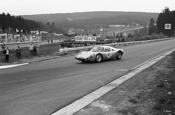 A Porsche 904 GTS turning into La Source in 1965