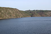 Pohled na Slapskou přehradní nádrž jižním směrem ze Živohošťského mostu.