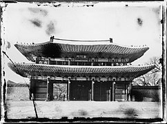 세키노 타다시가 1909년에 촬영한 사진. 문주에 전구가 달렸다.