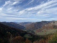 Im Präger Kessel umfließt der von hinten rechts kommende Prägbach den kleinen Ellbogen-Berg in der Mitte