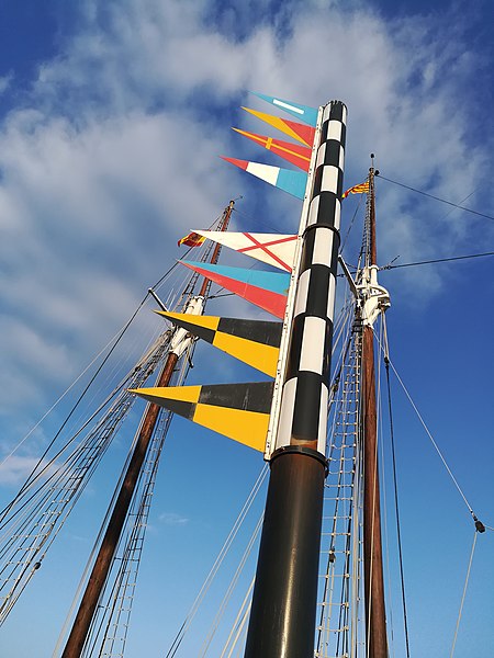 File:161 Port Vell (Barcelona), rètol del port en codi de banderes i pals del pailebot Santa Eulàlia.jpg