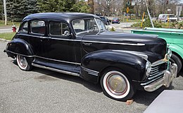 1946 Hudson Super Eight sedan în negru, față dreapta.jpg