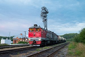 Тепловоз 2ТЭ10М-2243 с грузовым поездом на станции Табашино