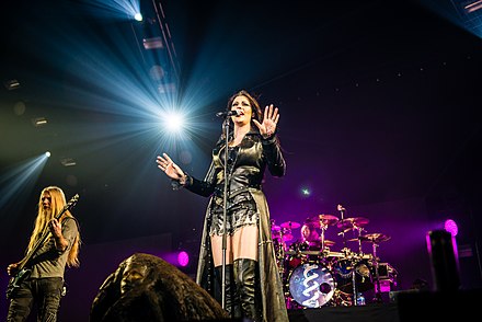 Nightwish концерт. Солистка найтвиш 2022. Nightwish первая вокалистка. Nightwish Floor Jansen. Nightwish на сцене.