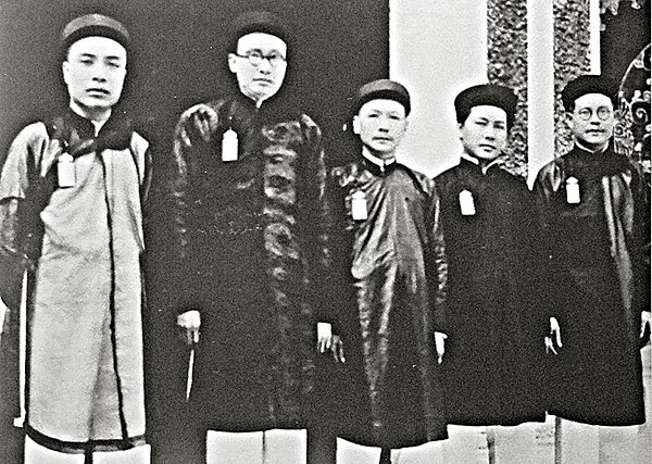 The five high-ranking mandarins (Thượng thư) of the Nguyễn dynasty during the reign of Emperor Bảo Đại (from left to right): Hồ Đắc Khải, Phạm Quỳnh, 