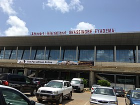 Fachada del aeropuerto internacional Gnassingbé Eyadéma de Lomé, vista desde el aparcamiento