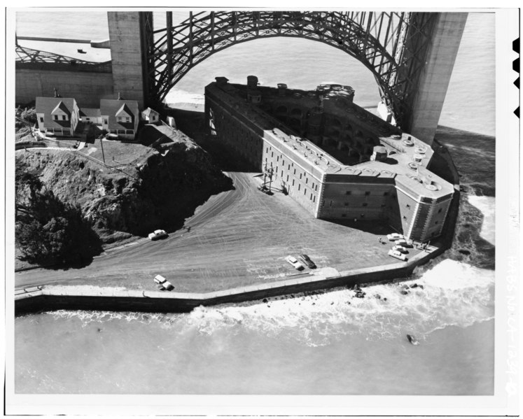 File:AERIAL VIEW INCLUDING OLD STONE SEA WALL - Fort Point, U.S. Highway 101, San Francisco, San Francisco County, CA HABS CAL,38-SANFRA,4-10.tif