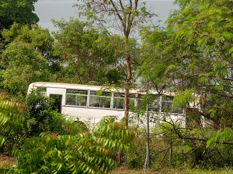 File:Abandoned bus, Atimpoku (P1100009).jpg