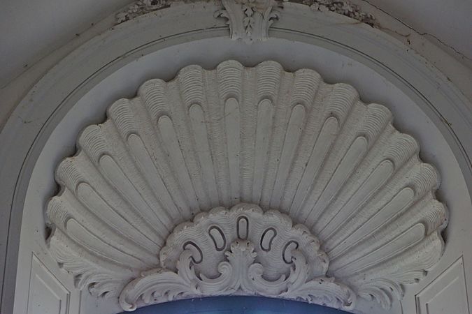 English: Stucco of a shell of Saint-James in a room of the old abbey of Boulbonne (Cintegabelle, France). Français : Stuc de coquille Saint-Jacques dans une pièce de l'ancienne abbaye de Boulbonne (Cintegabelle, France).