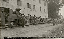 Abtransport k. u. k. sowie italie­nischer Verwundete mit der Feldbahn am Piave, 18. August 1918.