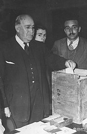 Agustín P. Justo votando.