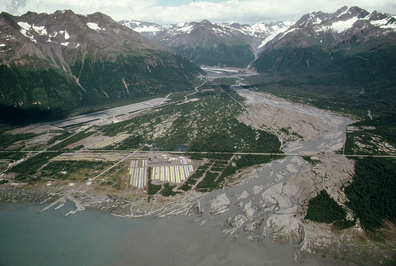 File:Alaska pipeline route near Valdez River.jpg