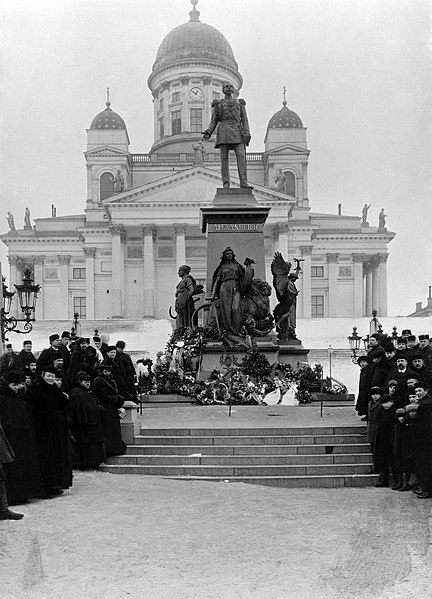 File:Aleksanteri II patsas kukitettuna 13.03.1899 protestiksi Helmikuun manifestin johdosta.jpg