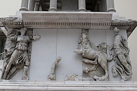 homme debout à gauche, femme et lion cabré à droite