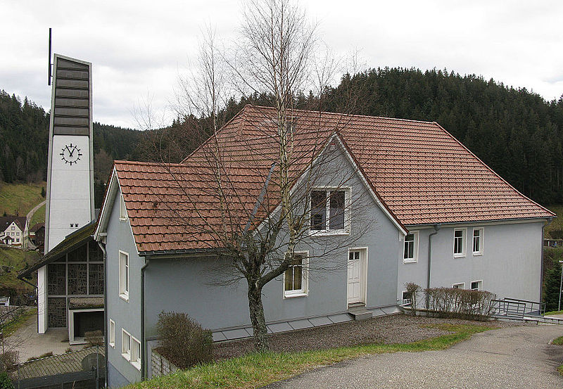 File:Altes Schulhaus mit Museum, im Hintergrund die katholische Kirche St. Katharina in Gütenbach.jpg