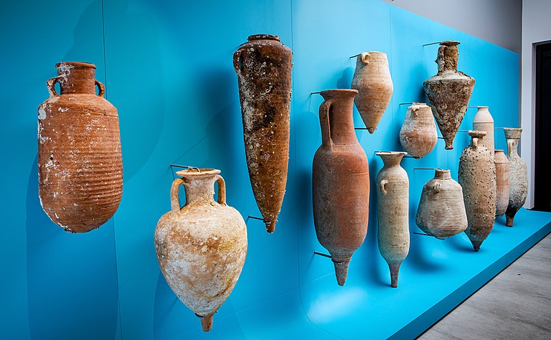 File:Amphorae Wall.jpg