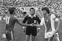 20-8-1978: Amsterdam-703-toernooi: finale Ajax Amsterdam-Anderlecht Brussel 2-2 na verlenging. 2 Amsterdammers: links Anderlecht-aanvoerder Rob Rensenbrink, rechts Ajax-aanvoerder Ruud Krol.
