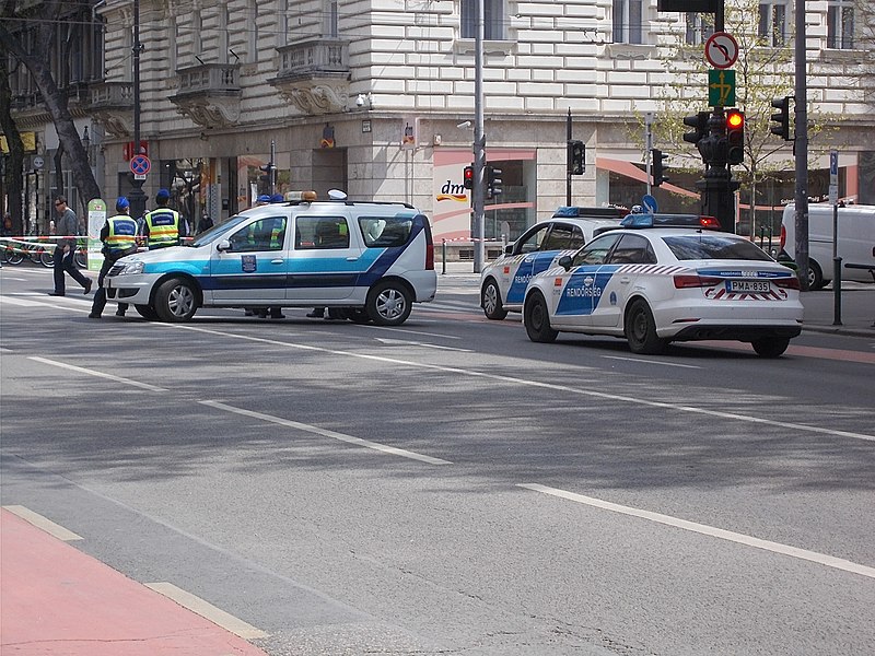 File:Andrássy Straße, Auto freies Wochenende, Audi Polizei, 2021 Terézváros.jpg