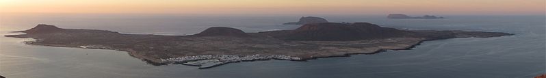 File:Anochecer en La Graciosa (Wikiviajes).jpg