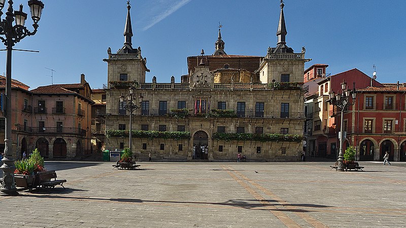 File:Antiguo Ayuntamiento de León.jpg