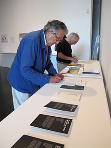 Antoni Muntadas i Enric Franch durant el muntatge de Between the Frames The Forum al MACBA, 2011.jpg