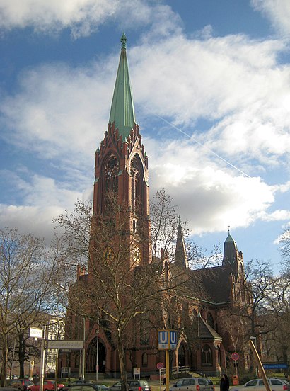 So kommt man zu der Apostel Paulus Kirche mit den Öffentlichen - Mehr zum Ort Hier