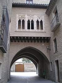 El arco con el mirador de ventanas.