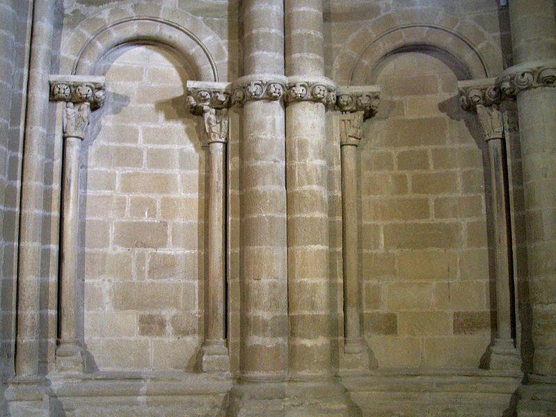 File:Arcos y capiteles de la Sala de la Reina Petronila (Palacio Real de Huesca).jpg