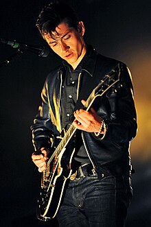 Turner během vystoupení skupiny Arctic Monkeys