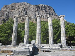 Athenen temppelin rauniot, taustalla Prienen akropolis.