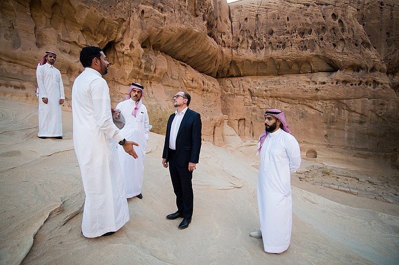 File:Außenminister Alexander Schallenberg mit einer Wirtschaftsdelegation in Abu Dhabi, Riyadh und Maskat im Zuge seiner Golfregion Reise 10.-13.09.2021 07.jpg