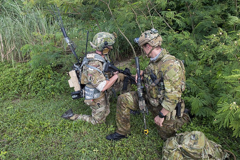 File:Australian soldier and US Navy bomb disposal sailor during Exercise Pyrocrab 2018.jpg