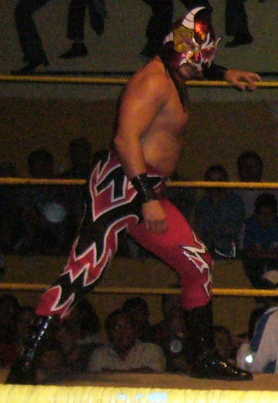 Ruíz wearing a half Averno/half Rencor Latino mask in 2005