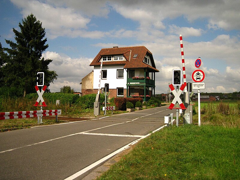 File:Bahnübergang Günhoven.jpg