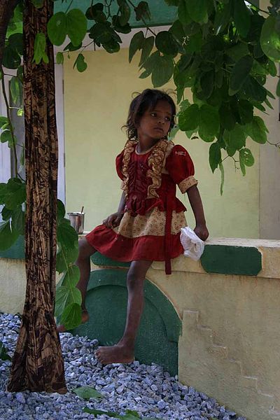 File:Bangalore Streets - Child (16374252).jpg