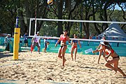 Deutsch: Beachvolleyball bei den Olympischen Jugendspielen 2018; Tag 8, 14. Oktober 2018; Mädchen, Achtelfinale – Bolivien-Puerto Rico 0:2 (18–21/18–21 ) English: Beach volleyball at the 2018 Summer Youth Olympics at 14 October 2018 – Girls Round of 16 – Bolivia-Puerto Rico 0:2 (18–21/18–21 )