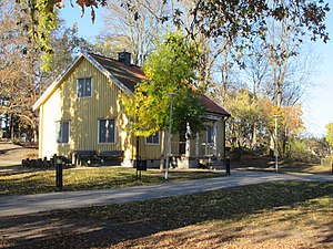Gula villan mitt på skolgården är Beckomberga gårds huvudbyggnad från 1856, platsen är historisk.
